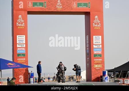 Yanbu, Arabia Saudita. 31st Dec 2022. 56 GOMEZ CANTERO Sandra (spa), Raids Experience, KTM, Moto, Motul, Azione durante la cerimonia di partenza del podio della Dakar 2023, il 31 dicembre 2022 nei pressi di Yanbu, Arabia Saudita - Foto Gigi Soldano / DPPI Credit: DPPI Media/Alamy Live News Foto Stock