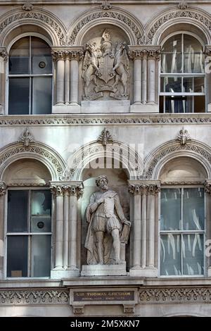 LONDRA, Regno Unito - 25 AGOSTO 2017: Statua di Sir Thomas Gresham sull'edificio alla fine del Viadotto di Holborn Foto Stock