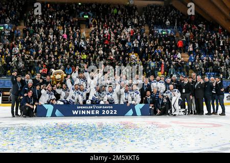 Davos, Svizzera. 31st Dec, 2022. 31.12.2022, Davos, Eistadion Davos, Spengler Cup Final: HC Sparta Praha - HC Ambri-Piotta, Ambri festeggia la vittoria (Andrea Branca/SPP-JP) Credit: SPP Sport Press Photo. /Alamy Live News Foto Stock