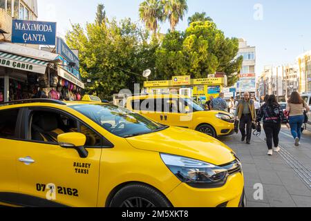 Antalya trasporto e viaggi. Taxi giallo stazione taxi e stand in Antalya, Turchia Foto Stock