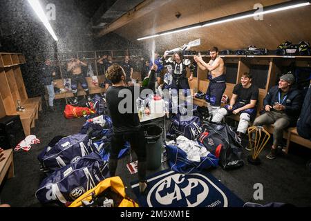 Davos, Svizzera. 31st Dec, 2022. 31.12.2022, Davos, Eistadion Davos, Spengler Cup Final: HC Sparta Praha - HC Ambri-Piotta, Ambri festeggia la vittoria (Andrea Branca/SPP-JP) Credit: SPP Sport Press Photo. /Alamy Live News Foto Stock