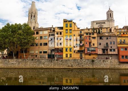 Affacciato sul fiume Onyar, nella città medievale catalana di Girona, con la Basilica di Sant Felix e la Cattedrale di Santa Maria sullo skyline Foto Stock