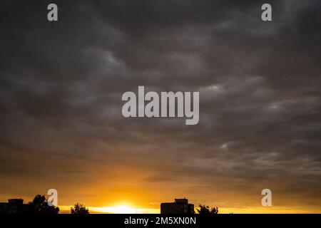 Un timelapse del cielo della sera dopo una giornata piovosa. Foto Stock