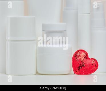 Vasetti e tubi in plastica bianca per cosmetici liquidi. Branding, pubblicità Foto Stock