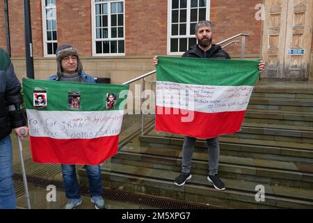 Manifestanti iraniani al di fuori del Derby City Council House la vigilia di Capodanno 2022 protestando contro il presunto assassinio da parte della polizia iraniana di Mahsa Amini Foto Stock