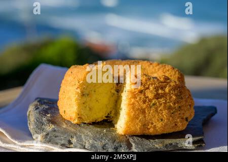 Coccodrillo pastais de bacalhau, spuntini tradizionali portoghesi serviti all'aperto con vista sull'oceano Atlantico blu vicino a Sintra nella zona di Lisbona, P Foto Stock