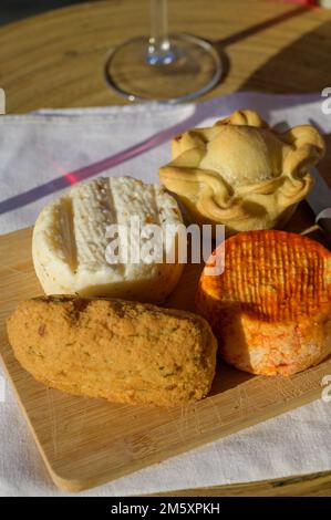 Cibo portoghese, crocchette di pesce fresco pastais de bacalhau, torta di pollo, varietà di capra, pecora, formaggi di mucca a base di paprika, erbe aromatiche, prodotti in Portogallo Foto Stock