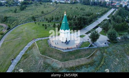 Cappella di Paraskeva Pyatnitsa al monte Karaulnaya a Krasnoyarsk. Vista aerea. Foto Stock