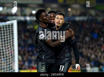 Gabriel Martinelli (a destra) dell'Arsenal festeggia il quarto goal del gioco durante la partita della Premier League presso l'American Express Community Stadium di Brighton. Data immagine: Sabato 31 dicembre 2022. Foto Stock