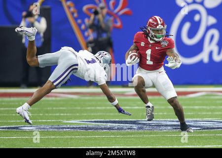 31 dicembre 2022: Il difensore di Kansas St. Josh Hayes (1) non affronta l'assalto di Jahmyr Gibbs dell'Alabama (1) durante l'annuale Allstate Sugar Bowl del 89th tra l'Alabama Crimson Tide e la Kansas St. Wildcats al Caesars Superdome di New Orleans, LOUISIANA. Jonathan Mailhes/CSM Foto Stock