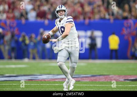 31 dicembre 2022: Il quartback di Kansas St. Howard (18) si occupa di fornire un pass durante l'Allstate Sugar Bowl annuale 89th tra l'Alabama Crimson Tide e Kansas St. Wildcats al Caesars Superdome di New Orleans, LOUISIANA. Jonathan Mailhes/CSM Foto Stock