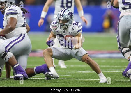 31 dicembre 2022: Kansas St. Running back Deuce Vaughn (22) cerca una corsia di corsa durante l'Allstate Sugar Bowl annuale 89th tra l'Alabama Crimson Tide e Kansas St. Wildcats al Caesars Superdome di New Orleans, LOUISIANA. Jonathan Mailhes/CSM Foto Stock