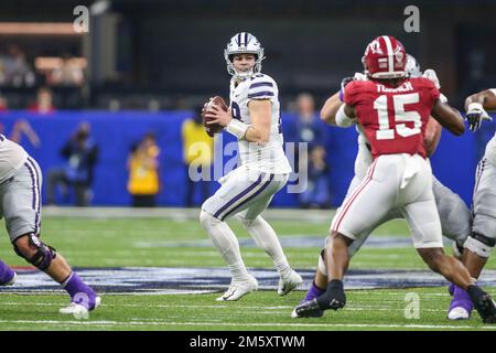 31 dicembre 2022: Il quartback di Kansas St. Will Howard (18) cerca un ricevitore aperto durante l'Allstate Sugar Bowl annuale 89th tra l'Alabama Crimson Tide e la Kansas St. Wildcats al Caesars Superdome di New Orleans, LOUISIANA. Jonathan Mailhes/CSM Foto Stock