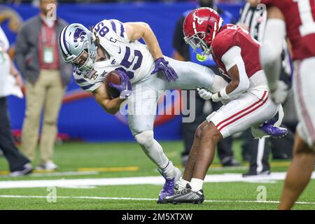 31 dicembre 2022: Kansas St Kade Warner (85) cerca di rompere l'arenamento di DeMarcco Hellams dell'Alabama (2) durante il 89th ° annuale Allstate Sugar Bowl tra l'Alabama Crimson Tide e la Kansas St. Wildcats al Caesars Superdome di New Orleans, LOUISIANA. Jonathan Mailhes/CSM Foto Stock