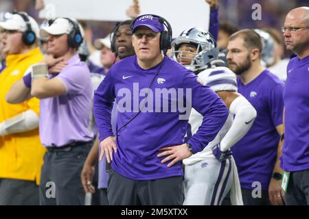 31 dicembre 2022: Kansas St Il capo allenatore Chris Klieman guarda su come la sua squadra gioca durante l'Allstate Sugar Bowl annuale 89th tra l'Alabama Crimson Tide e Kansas St. Wildcats al Caesars Superdome di New Orleans, LOUISIANA. Jonathan Mailhes/CSM Foto Stock