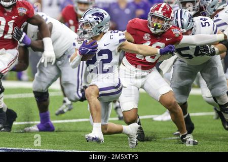 31 dicembre 2022: Kansas St. Running back Deuce Vaughn (22) cerca una corsia di corsa durante l'Allstate Sugar Bowl annuale 89th tra l'Alabama Crimson Tide e Kansas St. Wildcats al Caesars Superdome di New Orleans, LOUISIANA. Jonathan Mailhes/CSM Foto Stock