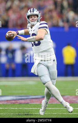 31 dicembre 2022: Il quartback di Kansas St. Howard (18) si occupa di fornire un pass durante l'Allstate Sugar Bowl annuale 89th tra l'Alabama Crimson Tide e Kansas St. Wildcats al Caesars Superdome di New Orleans, LOUISIANA. Jonathan Mailhes/CSM Foto Stock