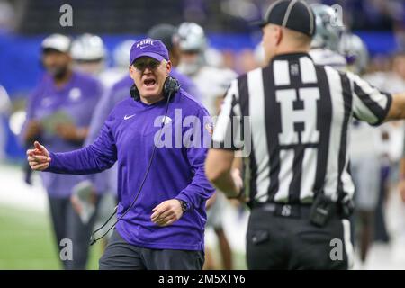 31 dicembre 2022: Kansas St Il capo allenatore Chris Klieman sostiene una chiamata durante l'Allstate Sugar Bowl annuale 89th tra l'Alabama Crimson Tide e Kansas St. Wildcats al Caesars Superdome di New Orleans, LOUISIANA. Jonathan Mailhes/CSM Foto Stock