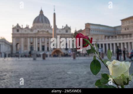 Roma, . 31st Dec, 2022. 31/12/2022 Roma, giornalisti in San Piazza Pietro dopo la morte del Papa emerito Benedetto XVI in foto: Rose per Benedetto XVI. PS: La foto può essere utilizzata rispettando il contesto in cui è stata scattata, e senza diffamatori intenti del decoro del popolo rappresentato. Credit: Independent Photo Agency/Alamy Live News Foto Stock