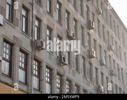 File di finestre. Edificio dall'architettura sovietica esterno. Foto Stock