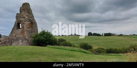 Un'ampia foto delle rovine del castello di Hadleigh sotto il cielo nuvoloso nella contea di Essex, Inghilterra Foto Stock