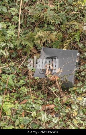 Abbandonato vecchio PC desktop / computer autonomo scaricato in un hedgerow rurale - presumibilmente per evitare i costi di riciclaggio. Per e-waste, computer indesiderati. Foto Stock