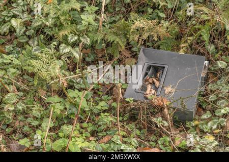 Abbandonato vecchio PC desktop / computer autonomo scaricato in un hedgerow rurale - presumibilmente per evitare i costi di riciclaggio. Per e-waste, computer indesiderati. Foto Stock