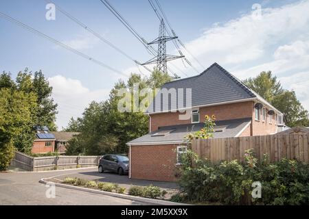 Casa di nuova costruzione in prossimità di linee elettriche, Llanfoist, Galles, Regno Unito Foto Stock