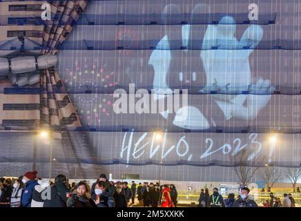 La gente gode l'ultimo giorno dell'anno la vigilia di Capodanno in piazza Gwanghwamun nel centro di Seoul. Foto Stock