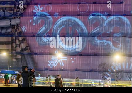 La gente gode l'ultimo giorno dell'anno la vigilia di Capodanno in piazza Gwanghwamun nel centro di Seoul. Foto Stock