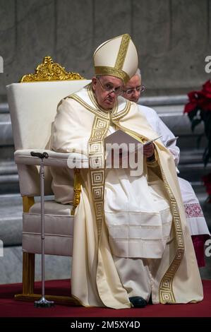 Vaticano, Vaticano. 31st Dec, 2022. Italia, Roma, Vaticano, 2022/12/31.Papa Francesco celebra i primi Vespri e te Deum, rito del ringraziamento per la fine dell'anno, nella Basilica di San Pietro in Vaticano fotografia di Alessia Giuliani/Catholic Press Photo . LIMITATO ALL'USO EDITORIALE - NESSUN MARKETING - NESSUNA CAMPAGNA PUBBLICITARIA. Credit: Independent Photo Agency/Alamy Live News Foto Stock