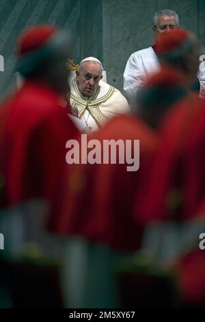 Vaticano, Vaticano. 31st Dec, 2022. Italia, Roma, Vaticano, 2022/12/31.Papa Francesco celebra i primi Vespri e te Deum, rito del ringraziamento per la fine dell'anno, nella Basilica di San Pietro in Vaticano fotografia di Alessia Giuliani/Catholic Press Photo . LIMITATO ALL'USO EDITORIALE - NESSUN MARKETING - NESSUNA CAMPAGNA PUBBLICITARIA. Credit: Independent Photo Agency/Alamy Live News Foto Stock