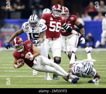 New Orleans, Stati Uniti. 01st Jan, 2023. Alabama Crimson Tide quarterback Bryce Young (9) è saccheggiato dal linebacker dei Kansas state Wildcats Daniel Green (22) durante la Sugar Bowl al Caesars Superdome di New Orleans sabato 31 dicembre 2022. Foto di AJ Sisco/UPI Credit: UPI/Alamy Live News Foto Stock