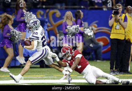 New Orleans, Stati Uniti. 01st Jan, 2023. Kansas state Wildcats che corrono indietro Deuce Vaughn (22) outruns Alabama Crimson Tide difensiva indietro Kool-Aid McKinistry (1) durante la Sugar Bowl al Caesars Superdome di New Orleans Sabato, 31 dicembre 2022. Foto di AJ Sisco/UPI Credit: UPI/Alamy Live News Foto Stock