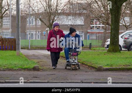 Anziano anziano, persona vulnerabile in sedia a rotelle per la mobilità Foto Stock