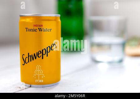 Londra. UK- 12.31.2022. Una lattina di acqua tonica indiana Schweppes. La parte tonica del gin e tonico. Foto Stock