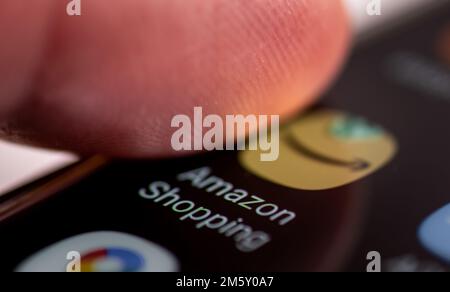 Londra. UK- 12.31.2022. Il simbolo, l'icona e il nome dell'applicazione Amazon Shopping sullo schermo di un telefono Android. Foto Stock