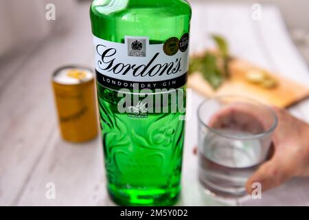 Londra. UK- 12.31.2022. Una bottiglia di Gordon's London Dry Gin che di solito va con acqua tonica e limone. Foto Stock