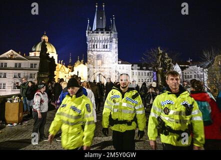 Praga, Repubblica Ceca. 31st Dec, 2022. Le celebrazioni del nuovo anno a Praga, Repubblica Ceca, 31 dicembre 2022. Credit: Roman Vondrous/CTK Photo/Alamy Live News Foto Stock