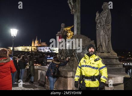 Praga, Repubblica Ceca. 31st Dec, 2022. Le celebrazioni del nuovo anno a Praga, Repubblica Ceca, 31 dicembre 2022. Credit: Roman Vondrous/CTK Photo/Alamy Live News Foto Stock