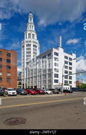 La storica Torre elettrica è ricoperta di terracotta bianca ed è uno degli edifici più alti di Buffalo. Foto Stock