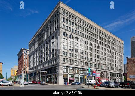 L'Ellicott Square Building, un tempo il più grande edificio di uffici del mondo, è stato progettato da Daniel Burnham & Company e completato nel 1896. Foto Stock