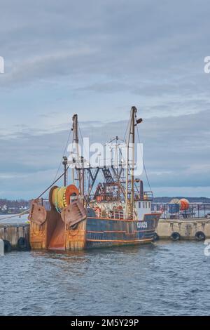 Le barche da pesca sono legate al molo vicino al Joan Harriss Cruise Pavillion sul lungomare di Sydney Nova Scotia. Foto Stock