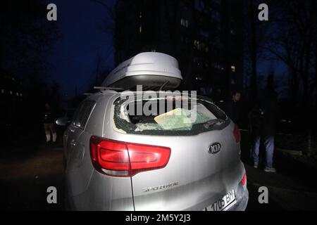 KIEV, UCRAINA - 31 DICEMBRE 2022 - il finestrino posteriore di una macchina è rotto a seguito di un attacco missilistico russo contro Kiev, capitale dell'Ucraina. Credit: Ukrinform/Alamy Live News Foto Stock