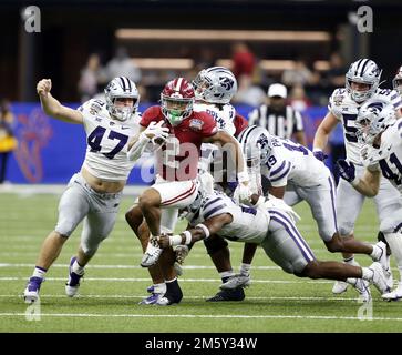 New Orleans, Stati Uniti. 01st Jan, 2023. Alabama Crimson Tide che corre indietro Jase McClellan (2) outruns l'unità difensiva dei Kansas state Wildcats durante la ciotola dello zucchero al Caesars Superdome a New Orleans il sabato 31 dicembre 2022. Foto di AJ Sisco/UPI Credit: UPI/Alamy Live News Foto Stock