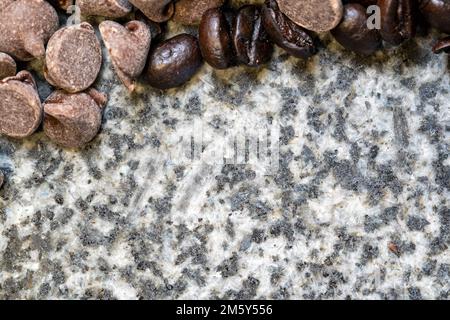 Caffè fagioli e Chocolate Chips su marmo Foto Stock