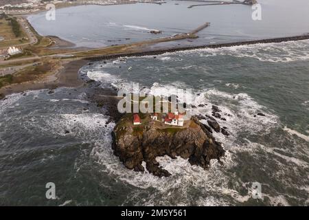 Vista mozzafiato delle onde che si infrangono contro le rocce al faro di Battery Point Foto Stock