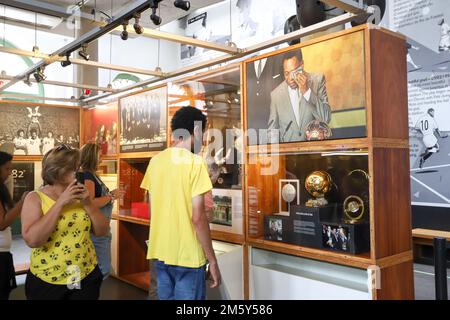 Santos, Brasile. 31st Dec, 2022. SP - Santos - 12/31/2022 - PELE DEATH, MUSEO DI PELE - Museo con la collezione di Pele, situato nel centro storico di Santos, una città situata a 70km km da San Paolo. Considerato il più grande giocatore di calcio in tutta la storia, dopo un periodo di ospedalizzazione per il trattamento del cancro del colon, non poteva resistere alle complicazioni della malattia e morì questo Giovedi (29), all'età di 82. Pele ha giocato per Santos per quasi 20 anni e ha vinto tre Coppe del mondo. Foto: Fernanda Luz/AGIF/Sipa USA Credit: Sipa USA/Alamy Live News Foto Stock