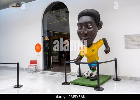 Statua del giocatore di calcio Pele, Re del calcio, ingresso al Museo Pele, Santos, Brasile Foto Stock