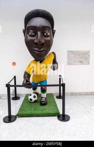 Statua del giocatore di calcio Pele, Re del calcio, ingresso al Museo Pele, Santos, Brasile Foto Stock